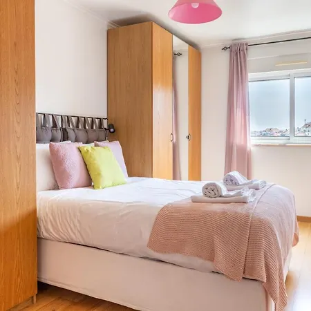 One Bedroom With Stunning River Views And Private Rooftop! *
