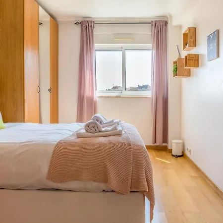 One Bedroom With Stunning River Views And Private Rooftop! *