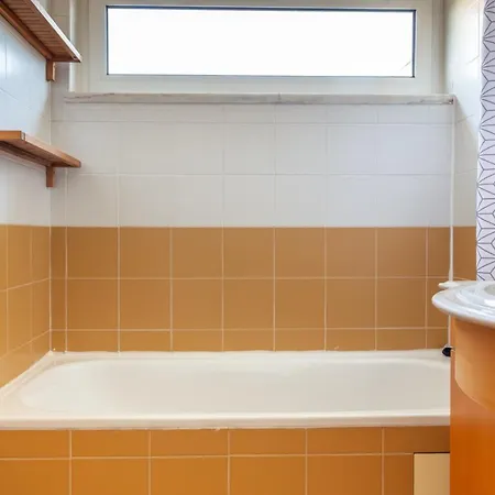 One Bedroom With Stunning River Views And Private Rooftop! Апартаменты *