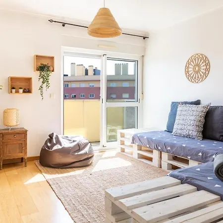 One Bedroom With Stunning River Views And Private Rooftop! Lisbon