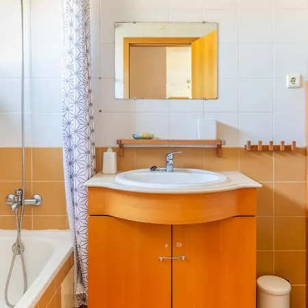 One Bedroom With Stunning River Views And Private Rooftop! * Лиссабон