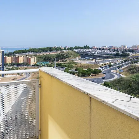 One Bedroom With Stunning River Views And Private Rooftop! * Lisbon
