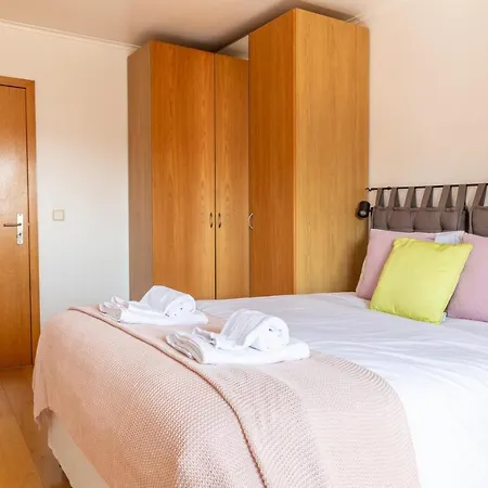 Apartment One Bedroom With Stunning River Views And Private Rooftop! Lisbon