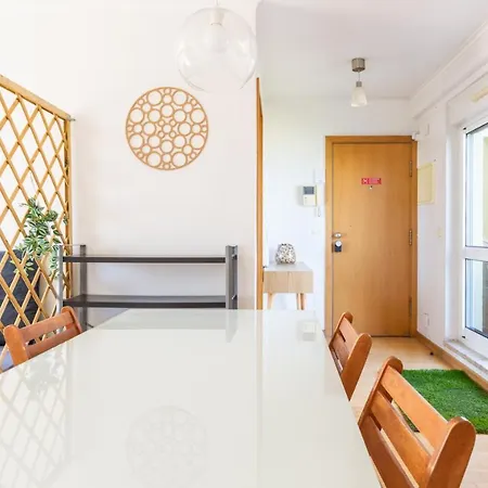 One Bedroom With Stunning River Views And Private Rooftop! Lisbon