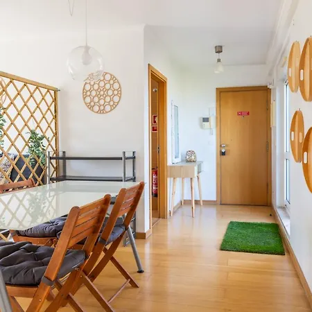One Bedroom With Stunning River Views And Private Rooftop! Lisbon