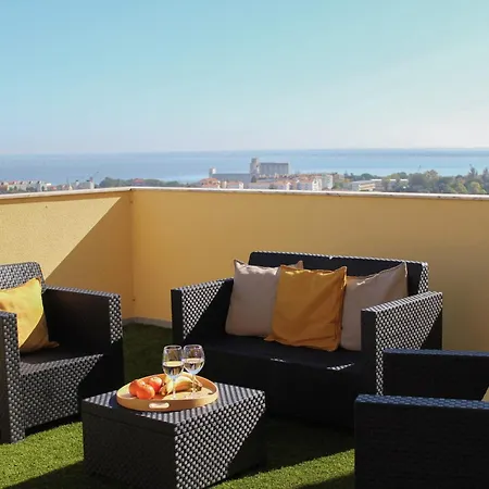 One Bedroom With Stunning River Views And Private Rooftop! Apartment *