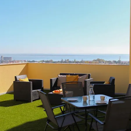 One Bedroom With Stunning River Views And Private Rooftop! Apartment Lisbon