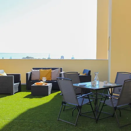 Apartment One Bedroom With Stunning River Views And Private Rooftop! Lisbon